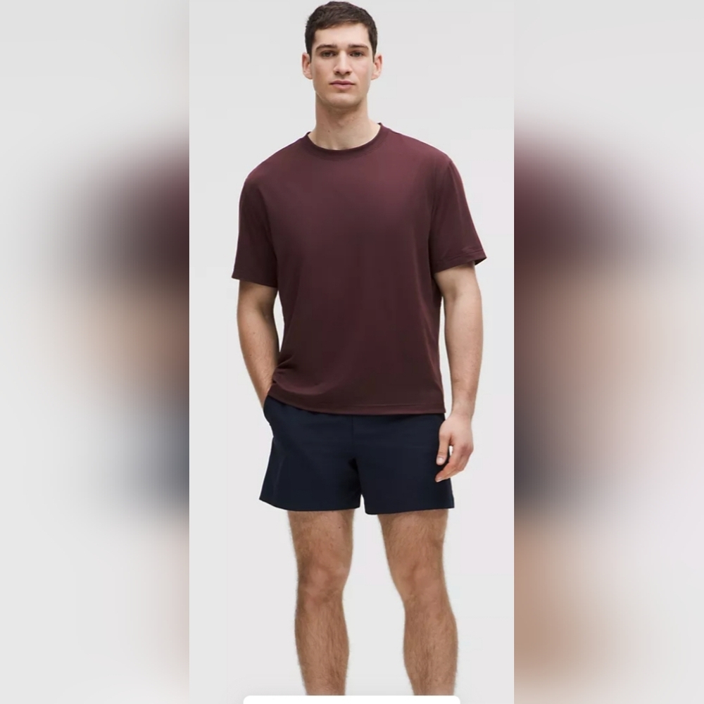 lululemon athletica Men's Short Sleeve Tee in Midnight Plum Size XL - Picture 2 of 9